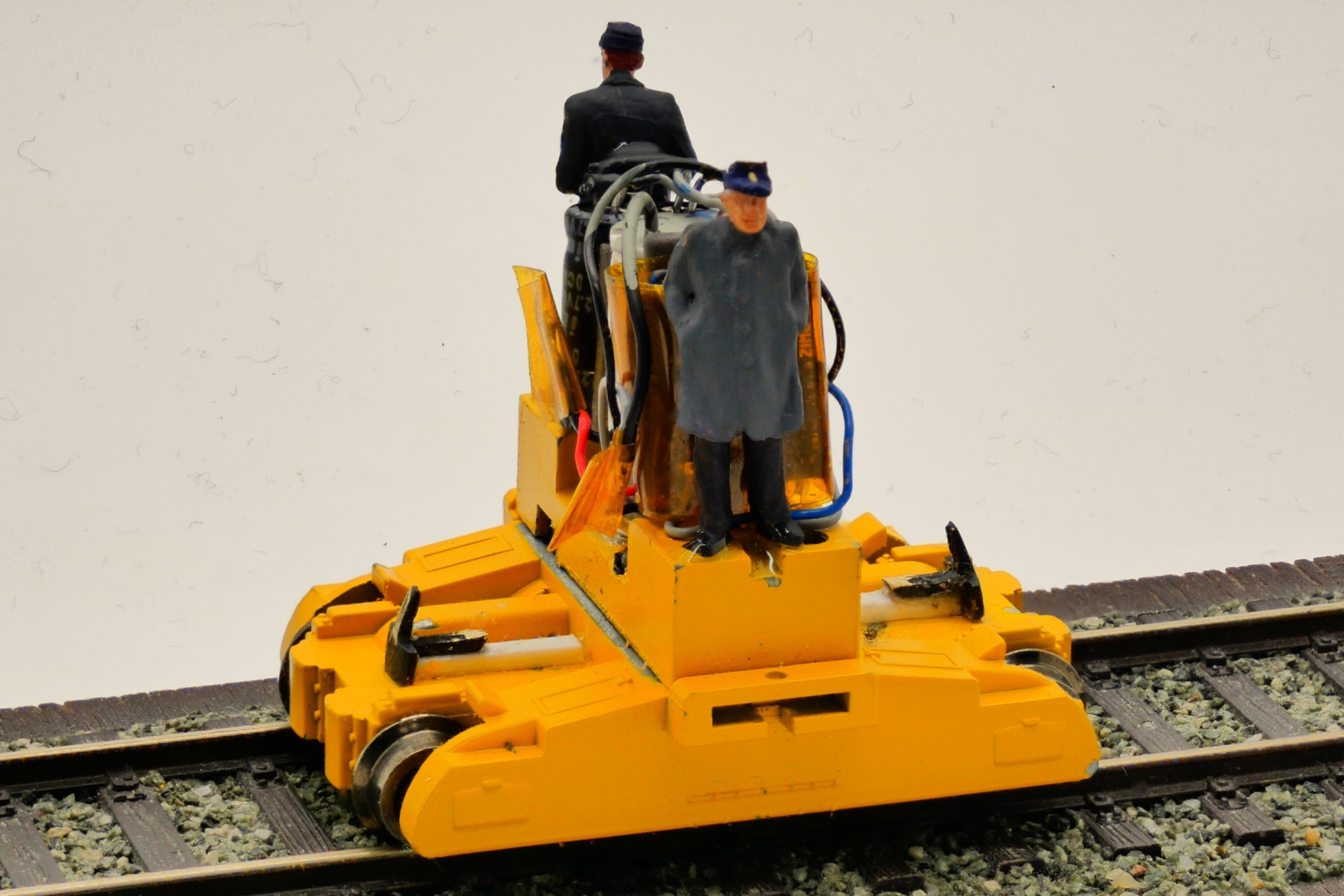 Preiser-Figuren tarnen die eingebauten Komponenten