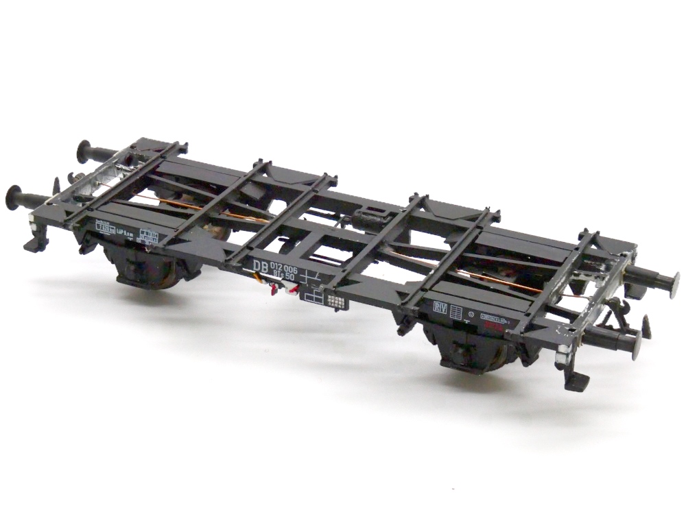 Das Roco-Modell ist mit Federpuffern und der OBK-Kupplung versehen.