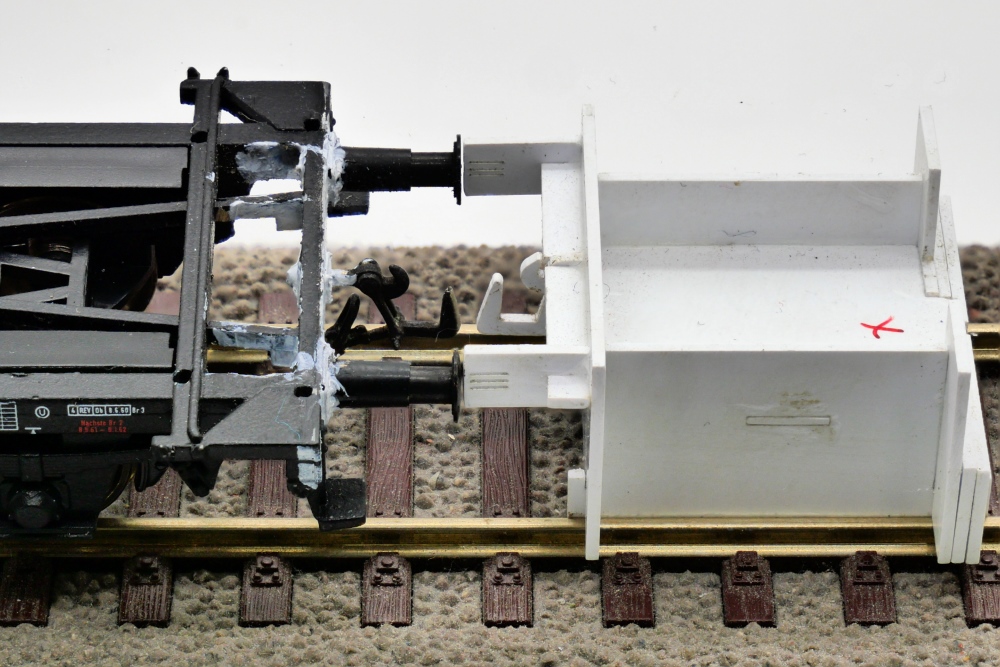 Einsatz der Lehre zum Einbau der Federpuffer