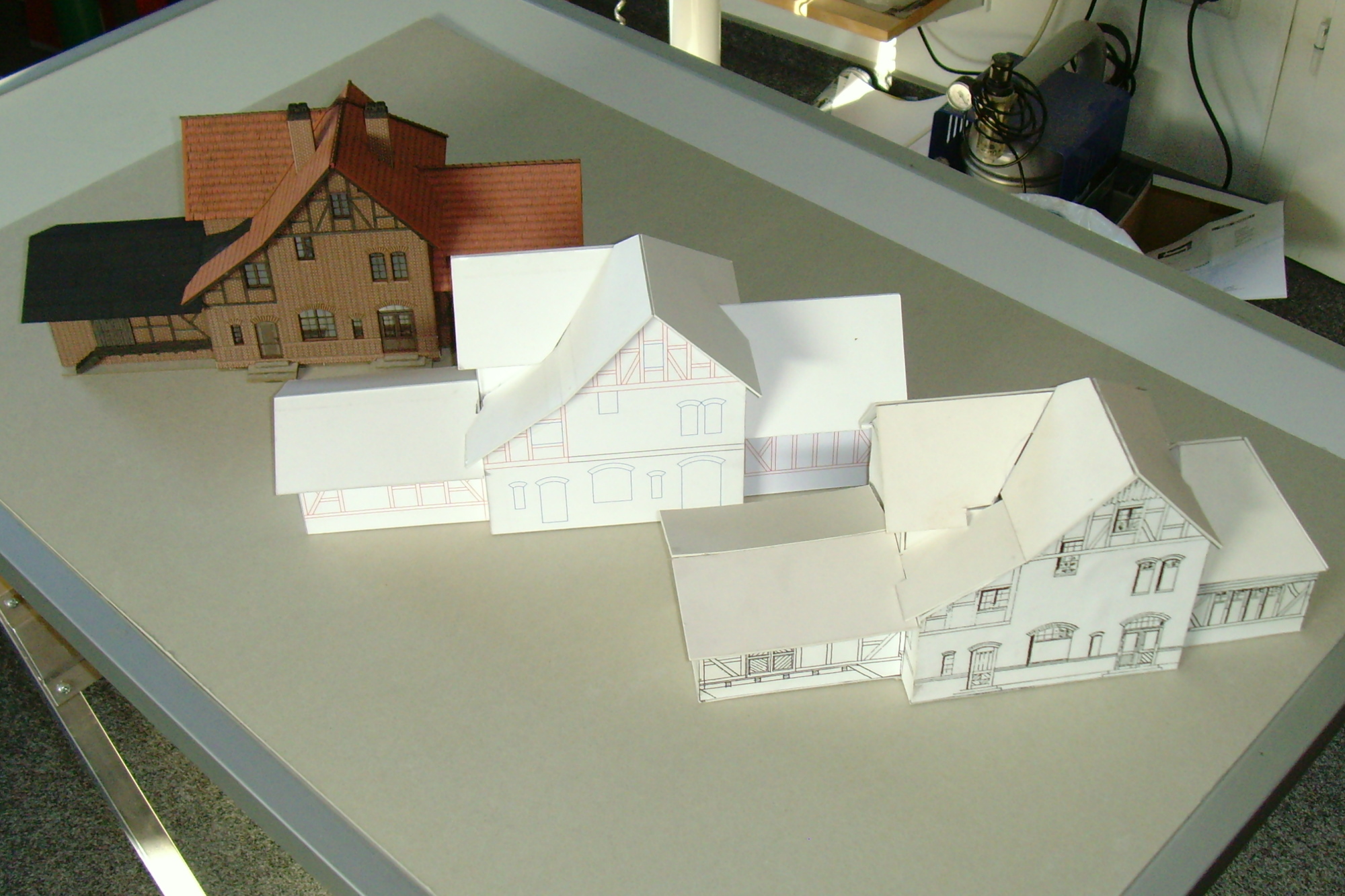 Das Modell des Empfangsgeb�udes mit den beiden Papp-Modellen