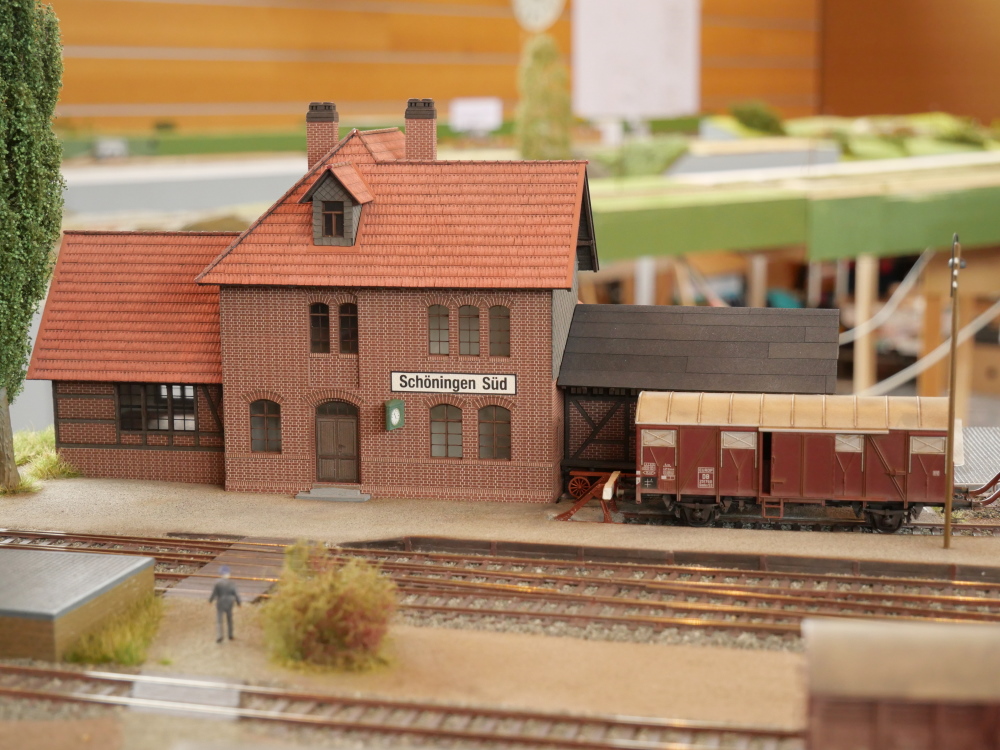 Modell des Empfangsgeb�udes von Sch�ningen-S�d, Gleisseite