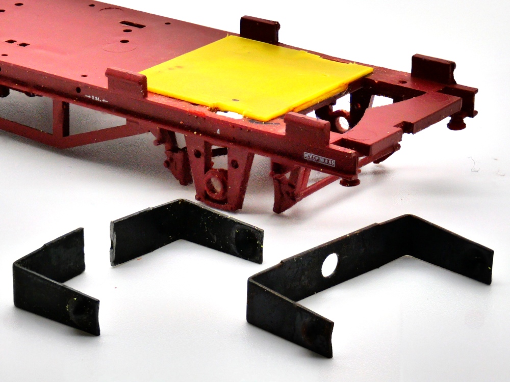 Die Achshalter von Piko; ein Exemplar bereits geteilt