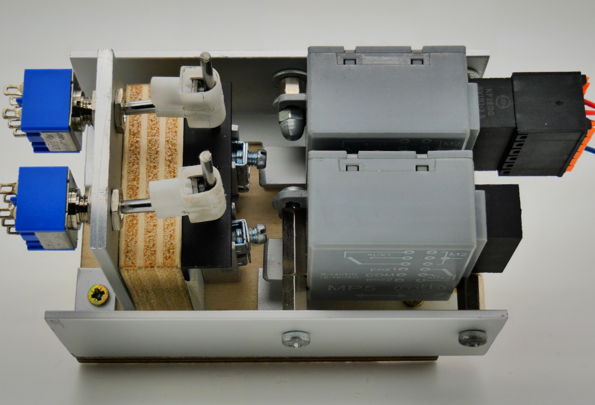 Die Stellvorrichtung f�r die Doppelweiche 2/3 in nicht geriegelter Position.